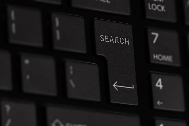サイト内検索をイメージしたエンターキーに「Search」と表示されているキーボードの画像