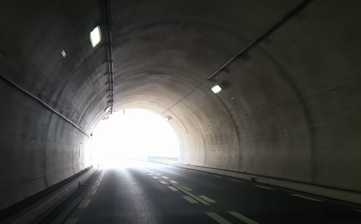 ブログの挫折原因を取り除いて希望の光が見えてきた人をイメージしたトンネル出口の画像